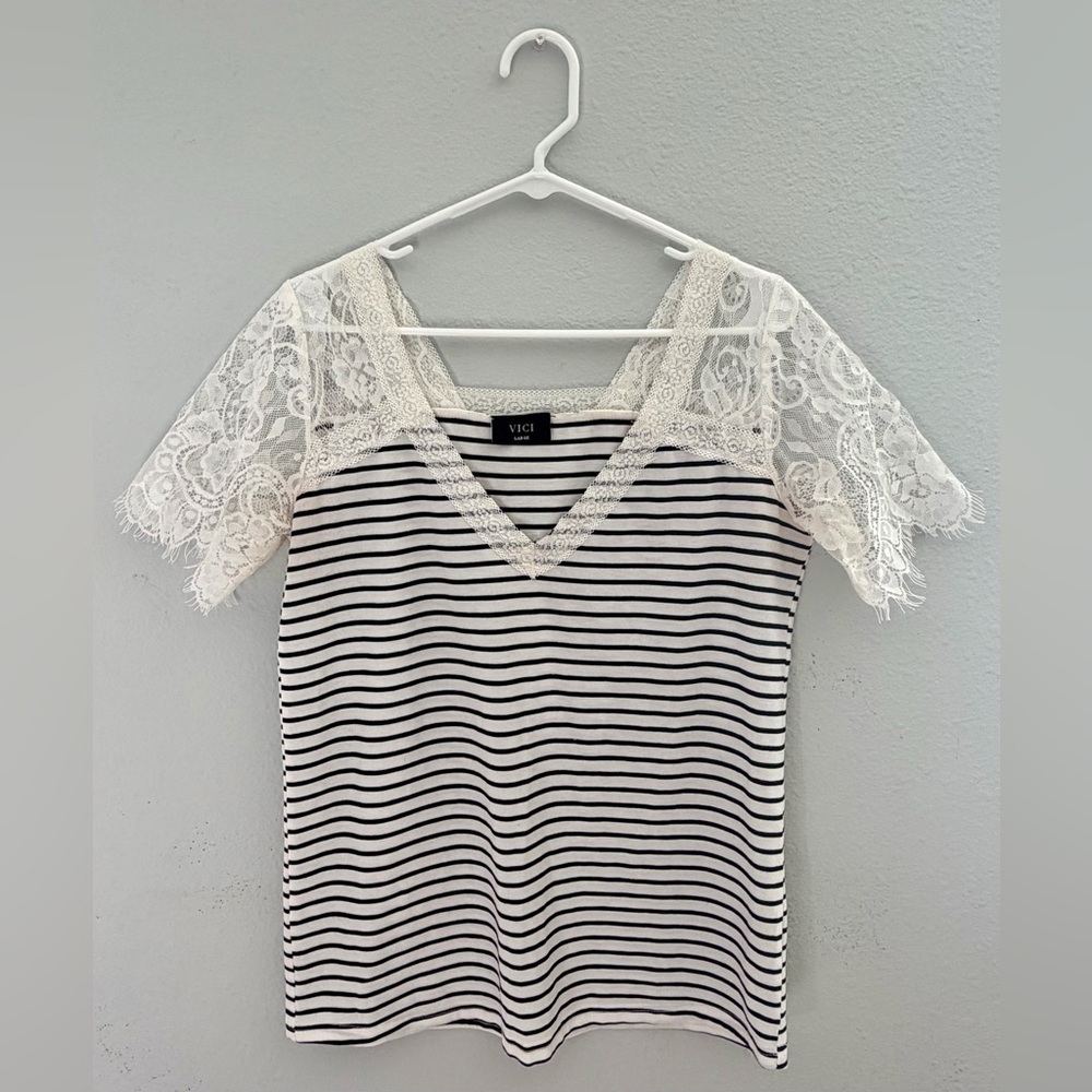 Vici Bonus Points Black & White Striped V-Neck Top with Lace Sleeves Size Large